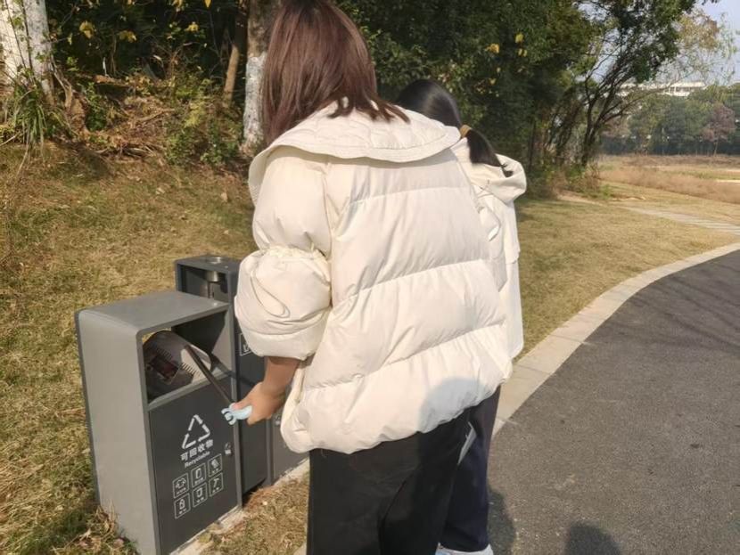 小孩站在草地上 AI 生成的内容可能不正确。